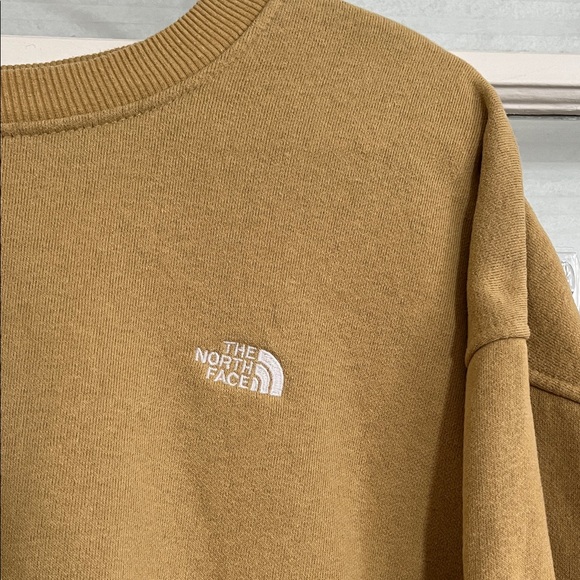 The North Face Women's Crew Neck Sweatshirt - Picture 2 of 4